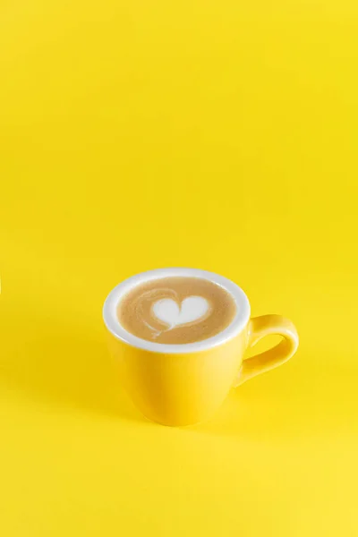 Imagen de taza de café sobre fondo amarillo . — Foto de Stock