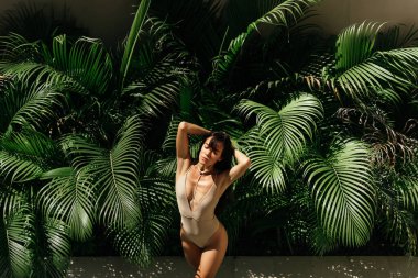 Genç siyahi kadın spa havuzunda dinleniyor..