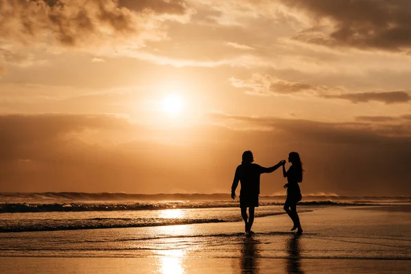 Attraktive Männer und Frauen genießen romantischen Abend bei Sonnenuntergang — Stockfoto