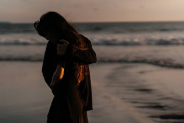 Çekici erkek ve kadın gün batımında romantik bir akşam geçiriyorlar.