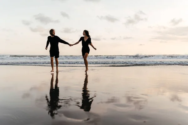 Atractivo hombre y mujer disfrutando de una velada romántica al atardecer —  Fotos de Stock