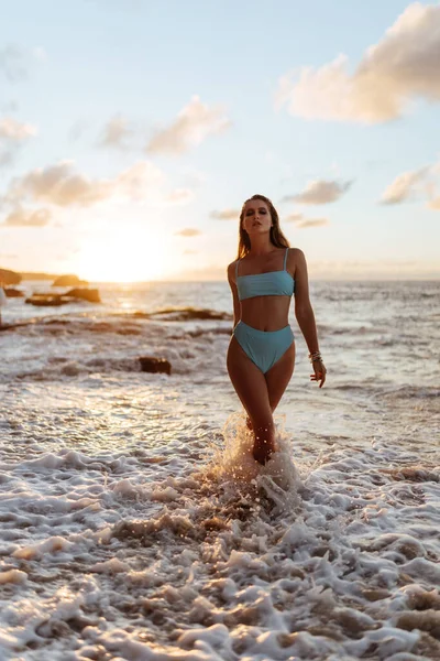 Jovem do sexo feminino desfrutando de dia ensolarado na praia tropical — Fotografia de Stock