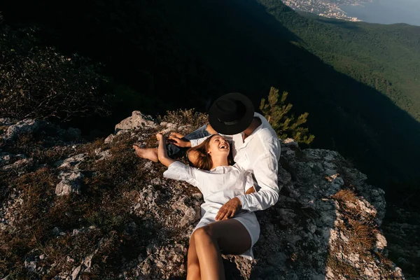 Atrakcyjna młoda kochająca się para mężczyzn i kobiet w zielonym górskim krajobrazie — Zdjęcie stockowe