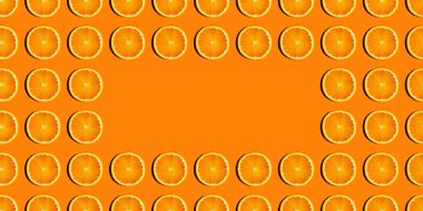 Renkli arka planda taze portakal dilimlerinin renkli meyve deseni.