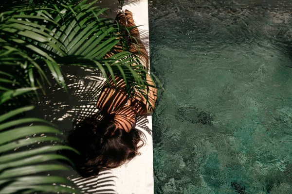 Jeune femme noire se détendre à la piscine spa. — Photo