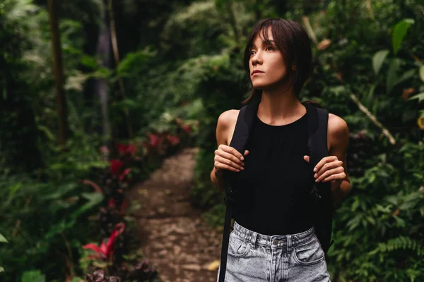 Cestovatel žena s batohem chůze na cestě v džungli tropické hluboké lesy, — Stock fotografie