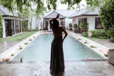 Bali 'deki lüks villada havuzda dinlenen bir kız..