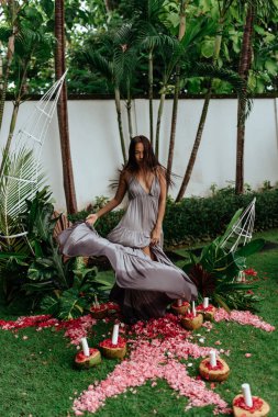 Tropik bir villada dinlenen bir kadın.