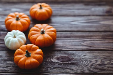 Ahşap arka planda çeşitli kabak çeşitleri.