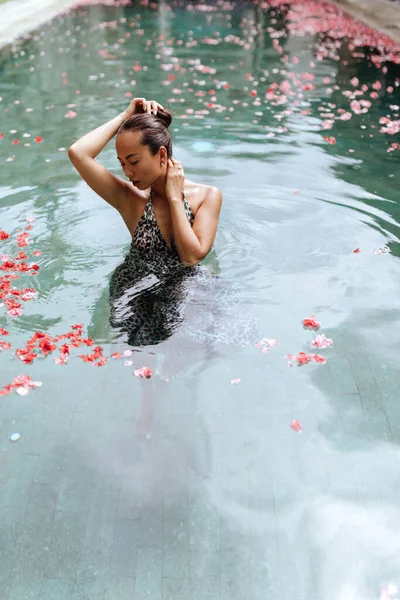 Hermosa mujer en el fondo de la piscina — Foto de Stock