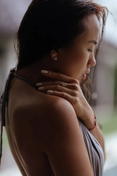 Menina relaxante na piscina na villa de luxo em Bali. — Fotografia de Stock