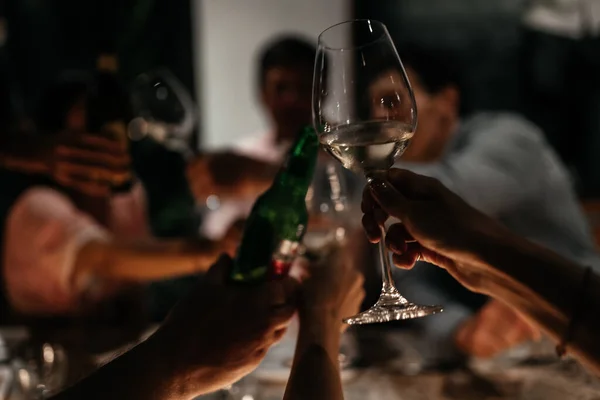 Vencedor desfocado com amigos Beber vinho em um restaurante — Fotografia de Stock