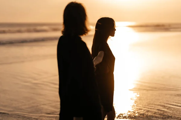 Atractivo hombre y mujer disfrutando de una velada romántica al atardecer —  Fotos de Stock