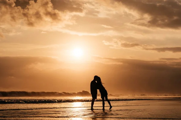 Attraktive Männer und Frauen genießen romantischen Abend bei Sonnenuntergang — Stockfoto