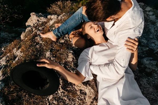 Atractiva joven pareja amorosa de hombre y mujer en el verde paisaje de montaña —  Fotos de Stock