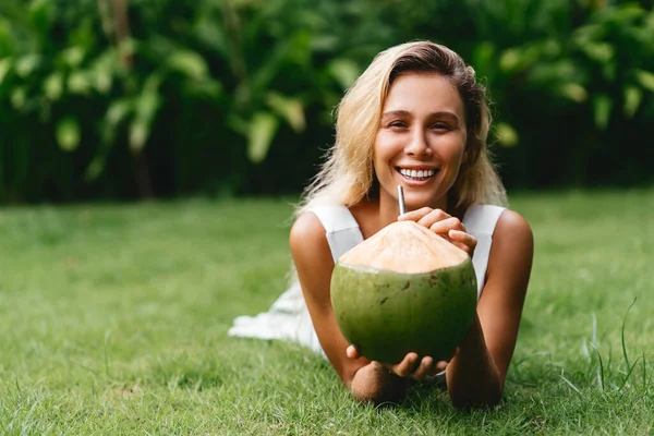 Coco e mulheres relaxar o tempo na grama verde. — Fotografia de Stock