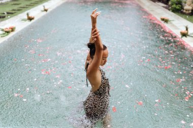 Bali 'de bilardoda mutlu güzel bir kadın