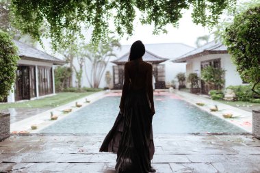 Bali 'deki lüks villada havuzda dinlenen bir kız..