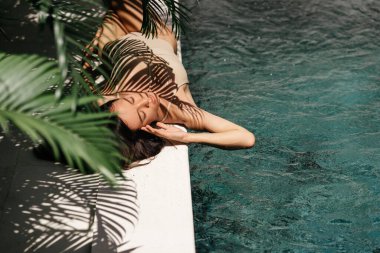 Genç siyahi kadın spa havuzunda dinleniyor..