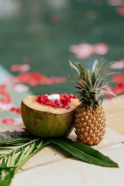 Gül çiçeği, Hindistan cevizi kabındaki yapraklar, kırmızı çiçekler, mumlar.