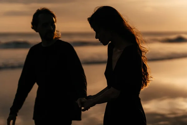 Attraktive Männer und Frauen genießen romantischen Abend bei Sonnenuntergang — Stockfoto