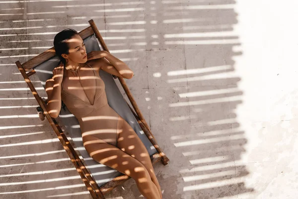 Jeune femme noire se détendre à la piscine spa. — Photo