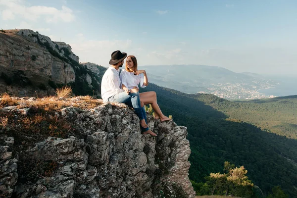 Atractiva joven pareja amorosa de hombre y mujer en el verde paisaje de montaña —  Fotos de Stock