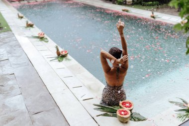 Bali 'de bilardoda mutlu güzel bir kadın