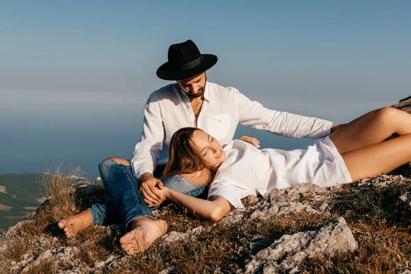 Atractiva joven pareja amorosa de hombre y mujer en el verde paisaje de montaña —  Fotos de Stock