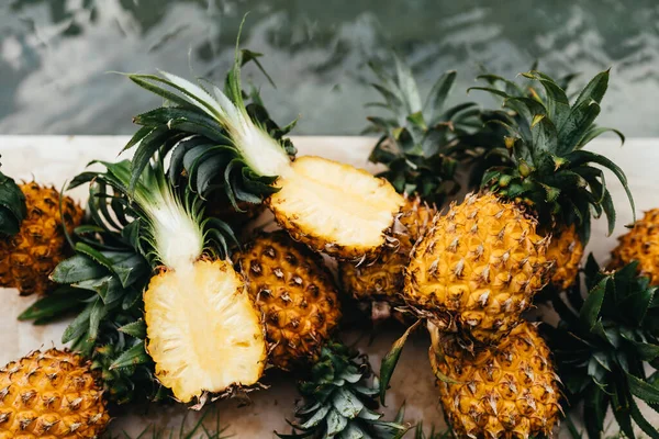 Aliments biologiques crus sains. Ananas frais mûrs près de l'eau pure dans la piscine. — Photo