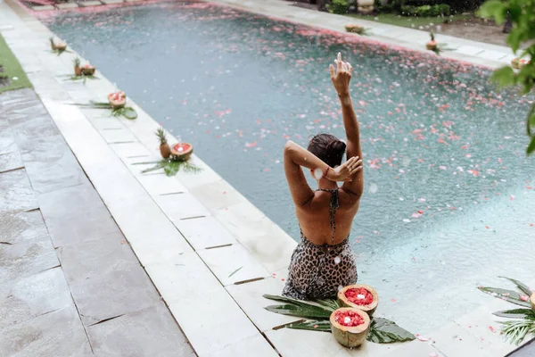 Bali 'de bilardoda mutlu güzel bir kadın — Stok fotoğraf