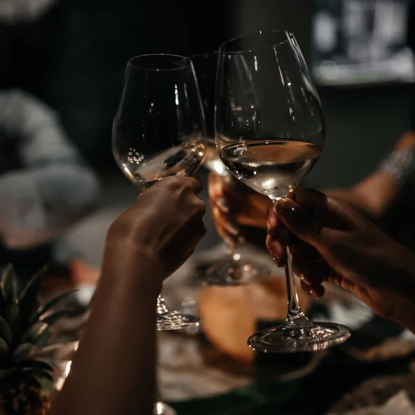 Розмитий Перемога з друзями Випивання вина в ресторані — стокове фото