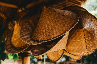 Koni şeklinde geleneksel bambu şapkası..