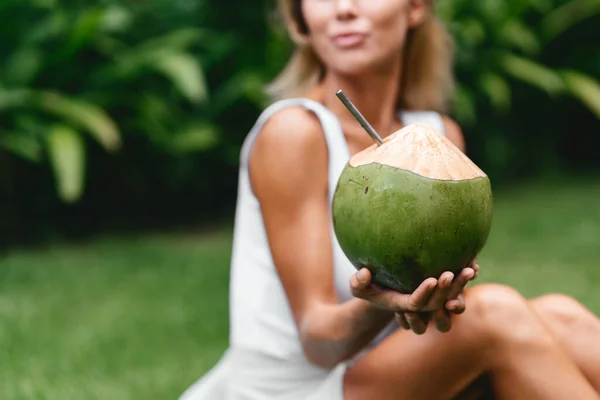 Selectieve focus van open verse groene kokosnoot in de hand — Stockfoto