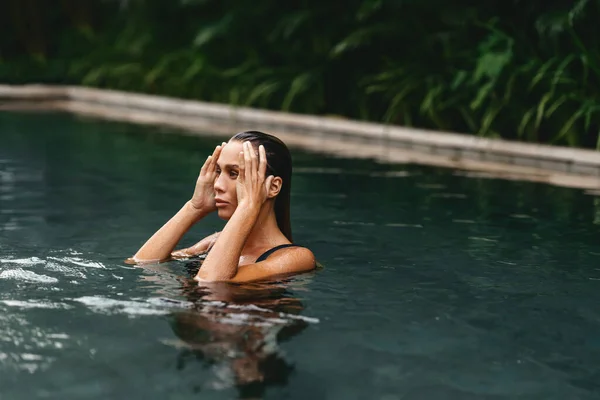 Kaplıca havuzunda dinlenen güzel genç bir kadın.. — Stok fotoğraf