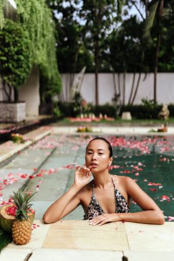 Yüzme havuzu arka planında güzel bir kadın