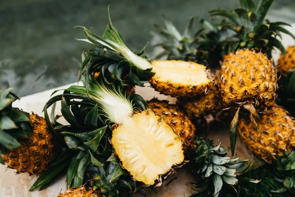 Aliments biologiques crus sains. Ananas frais mûrs près de l'eau pure dans la piscine. — Photo
