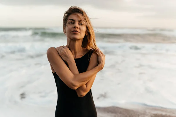 Žena na pláži se těší klidné oceánské přírodě během dovolené venku — Stock fotografie