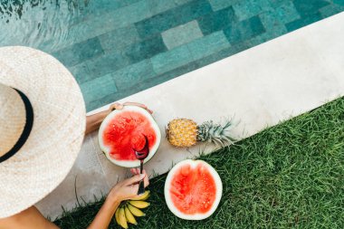 Mavi havuzda karpuz tutan kız, ince bacaklar, instagram tarzı..