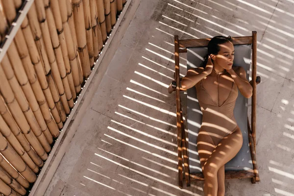 Vista de perto de uma jovem atraente relaxando em uma piscina de spas. — Fotografia de Stock