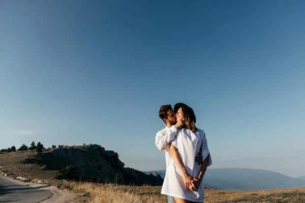 Atractiva joven pareja amorosa de hombre y mujer en el verde paisaje de montaña —  Fotos de Stock