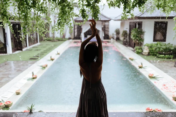 Lány pihenés a medencében luxus villa Balin. — Stock Fotó