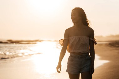 Gülümse özgürlük ve mutluluk Kumsaldaki Çinli kadın.