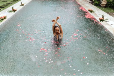 Bali 'de bilardoda mutlu güzel bir kadın