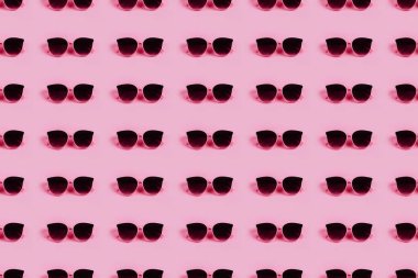 Renkli arkaplanda kusursuz desenli güneş gözlüğü.