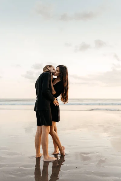 Attractive man and woman enjoying romantic evening on sunset — Stock Photo, Image