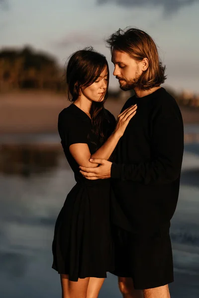 Atractivo hombre y mujer disfrutando de una velada romántica al atardecer —  Fotos de Stock