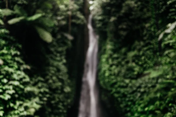 Bela cachoeira turva na floresta tropical. — Fotografia de Stock