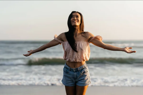 Sourire Liberté et bonheur femme chinoise sur la plage. — Photo