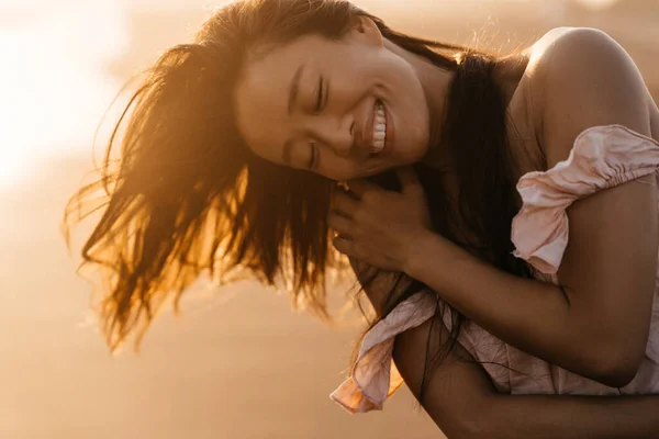 Glückliches Strandmädchen lacht lächelnd und genießt Sonnenschein im Sommerurlaub. — Stockfoto